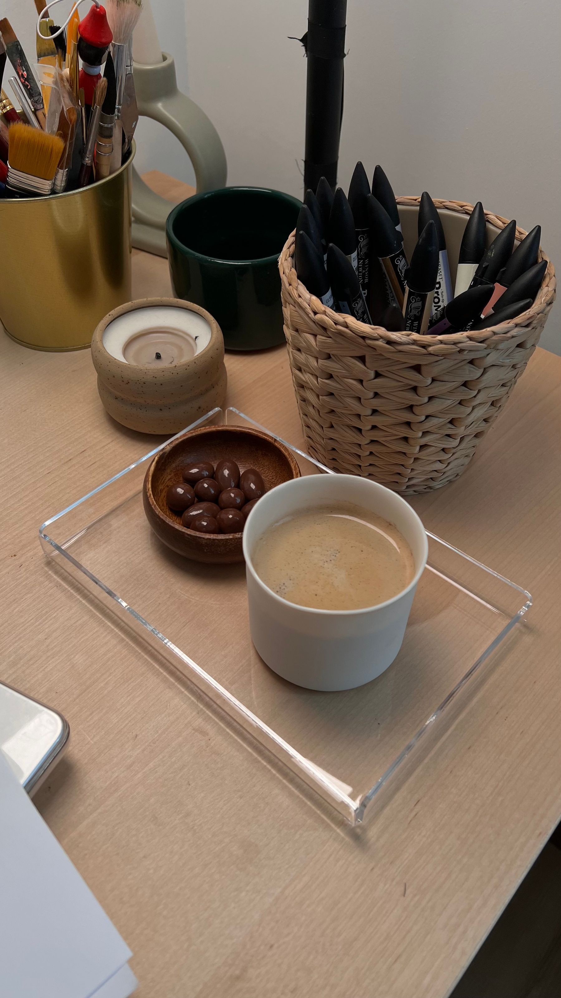 コーヒーとおやつを置いた落ち着いたデスク